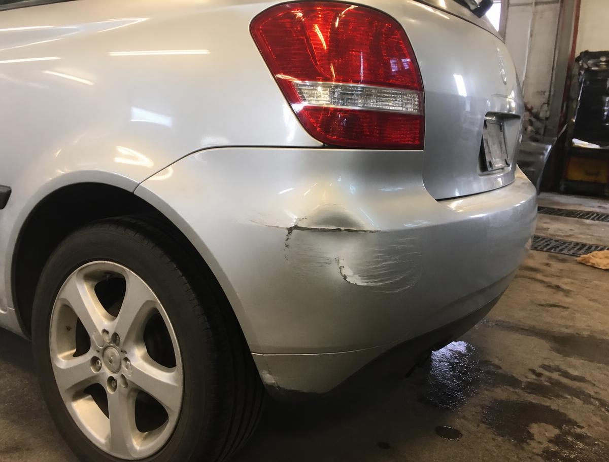 Aile arrière rayée et enfoncée avant réparation en carrosserie